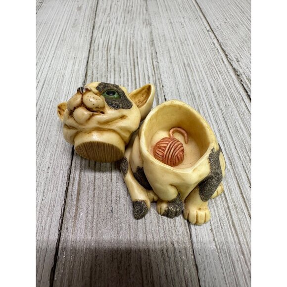 Vtg Harmony Kingdom Pot Belly's "Pete" Cat Kitten Figurine 2003 Hidden Yarn - Picture 5 of 11